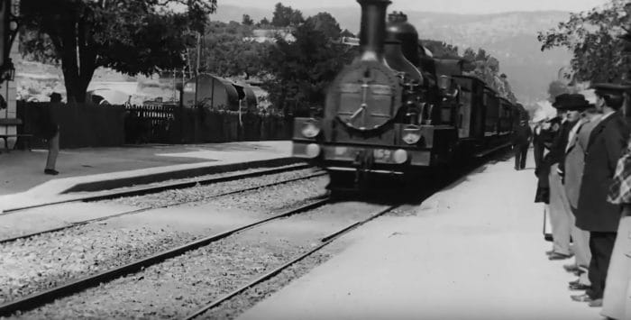 La primera película de los hermanos lumiere te puede enseñar que lo más simple puede ser tu primera película.